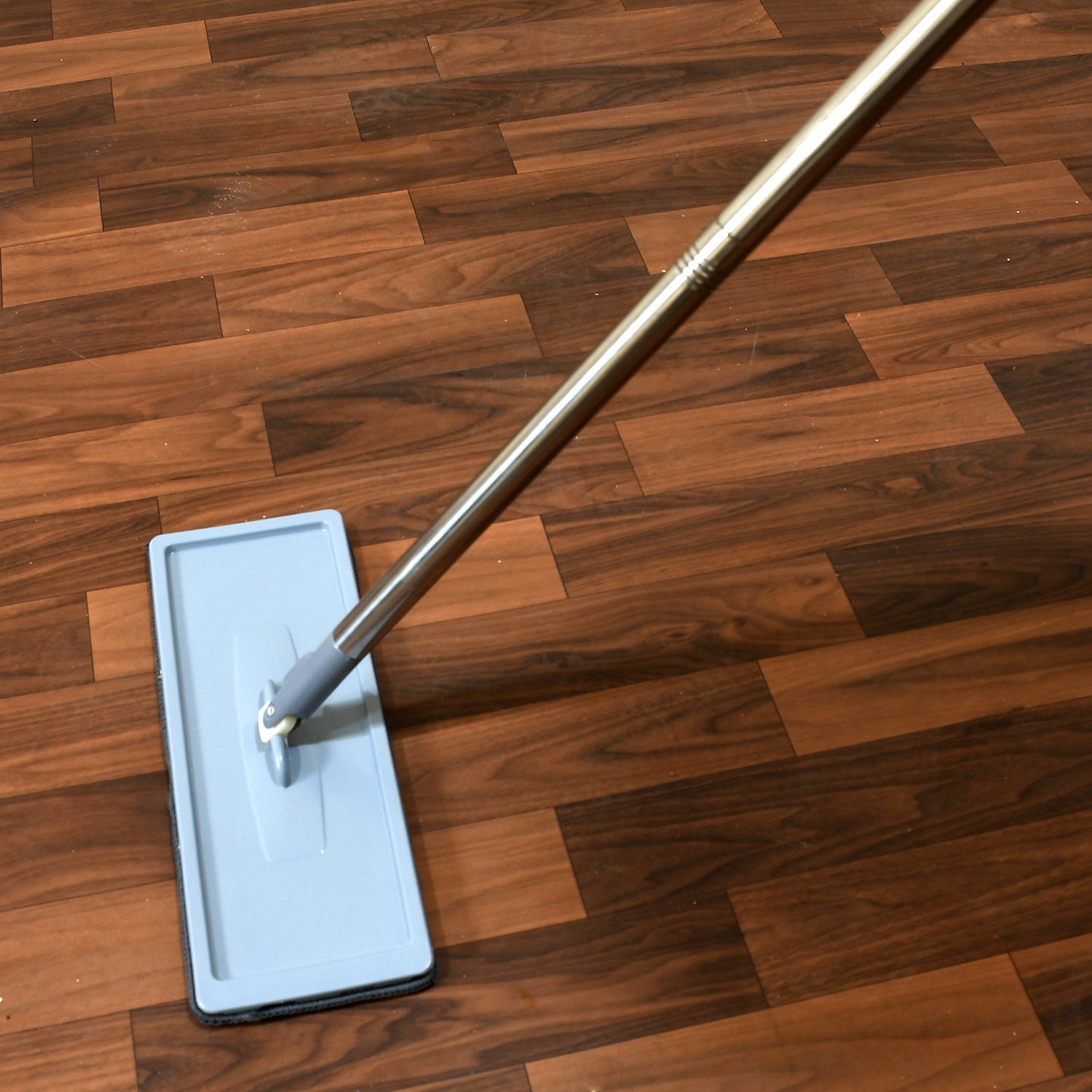 Mop head with 360° rotation for thorough cleaning Mop head with 360° rotation for thorough cleaning